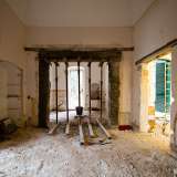 Ai lati si sviluppano altre sei stanze, anch�esse colme di materiale edilizio: ospiteranno le camere da letto con annessi bagni, uno studio, una sala da pranzo e la cucina